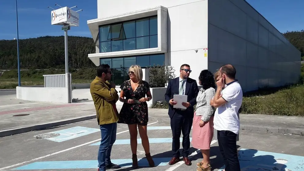 La gerente de SEA, Beatriz Sestayo (2&ordm; por la izq.) durante una visita al parque empresarial de Cee (A Coru&ntilde;a).
