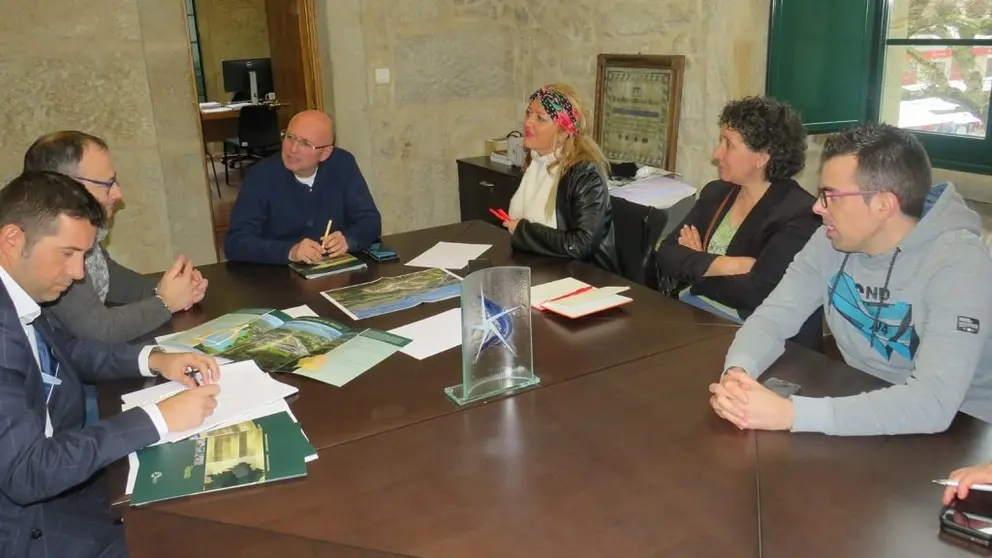 Reuni&oacute;n de la gerente de SEA con el alcalde y la teniente de alcalde de Rianxo y miembros de la directiva de la Asociaci&oacute;n empresarial.
