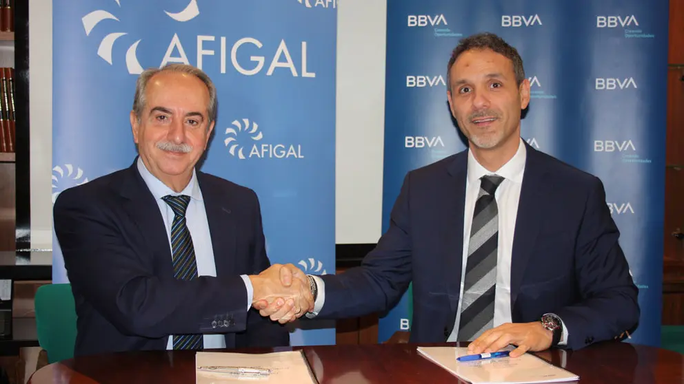 Antonio Couceiro, de Afigal, y Roberto M, de BBVA, firmaron el convenio.