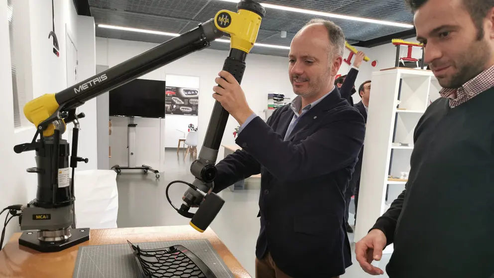 David Regades visit&oacute; las instalaciones de la ingenier&iacute;a Nort3d en Porto do Molle, Nigr&aacute;n.