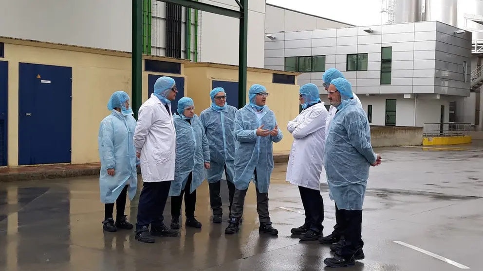 El conselleiro de Medio Rural junto a directivos de Entrepinares en el exterior de la factor&iacute;a de Vilalba, Lugo.