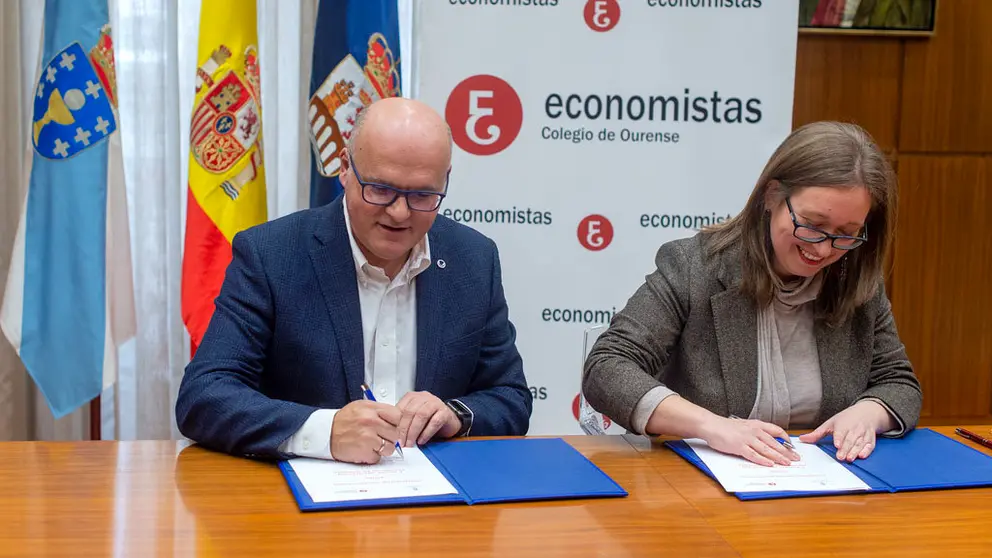 Manuel Baltar yCarmen Sampayo firmaron el convenio entre la Diputaci&oacute;n de Ourense y el Colegio de Economistas ourensano.