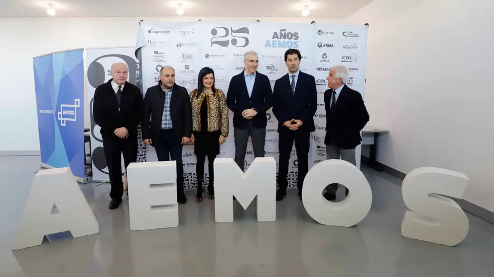 El conselleiro Francisco Conde junto a la alcaldesa de Mos, Nidia Ar&eacute;valo, y miembros de la Asociaci&oacute;n de Empresarios de Mos.