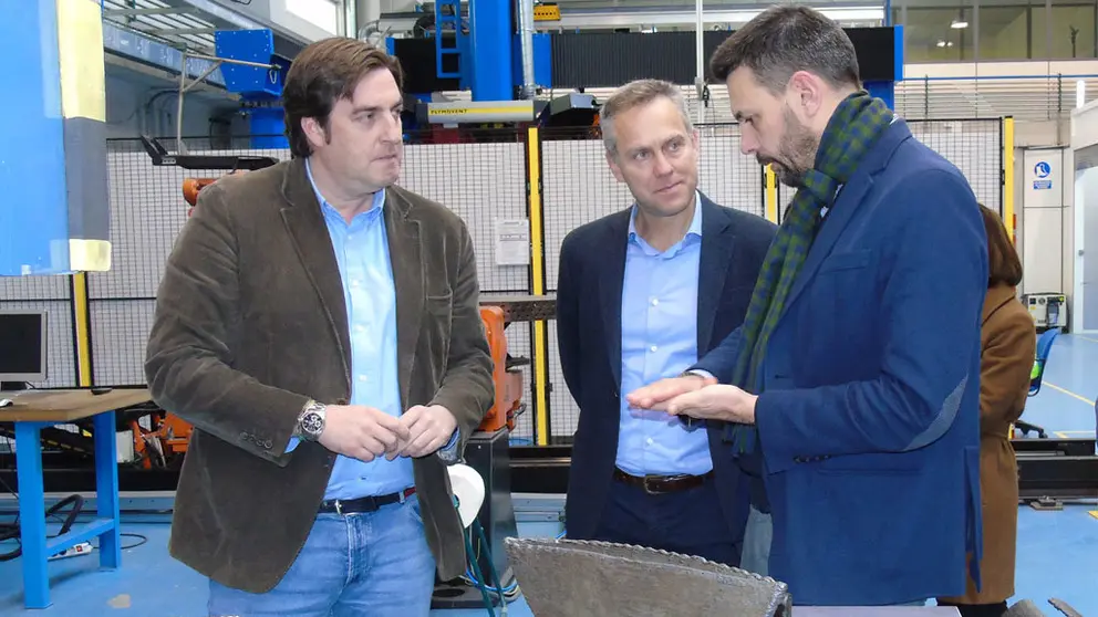 Ignacio Bueno (centro) en las instalaciones del Centro de Aplicaciones L&aacute;ser de Aimen.