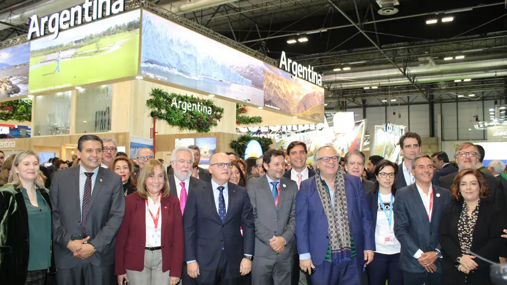 Autoridades en la presentaci&oacute;n de Termatalia 2020 en el stand de Argentina en FITUR.