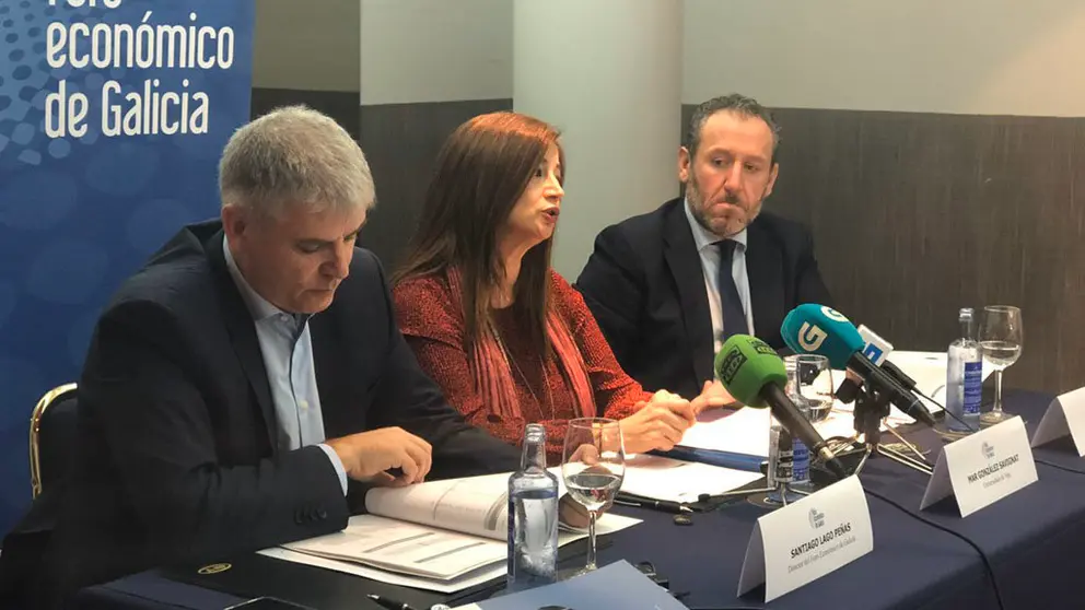 Santiago Lago, Mar Gonz&aacute;lez Savignat y V&iacute;ctor del Canto,en la presentaci&oacute;n del documento del Foro en Vigo.