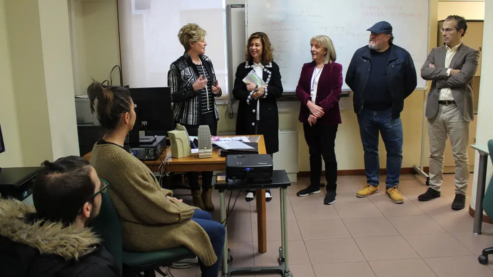 Los directivos de la CEO y la delegada de laXunta con el alumnado del curso "Actividades administrativas en la relaci&oacute;n con el cliente".