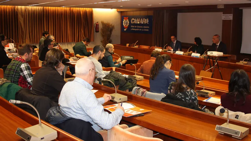 Asistentes a la jornada sobre incentivos fiscales a la innovaci&oacute;n en la sede de la C&aacute;mara de A Coru&ntilde;a.