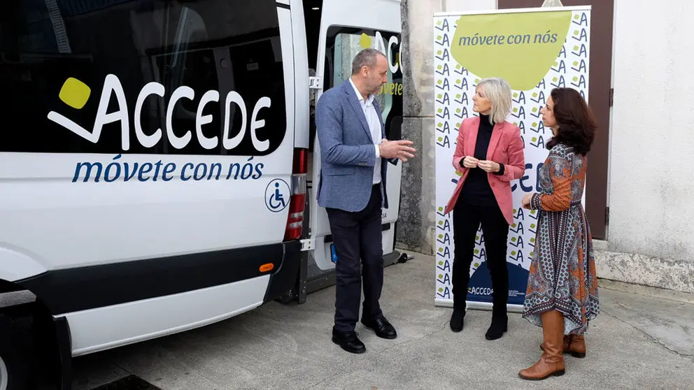 Covadonga Toca valorou os datos do paro rexistrado nunha visita anunha visita que realizou &aacute;s oficinas de Accede
Social, en Santiago./X.CRESPO.