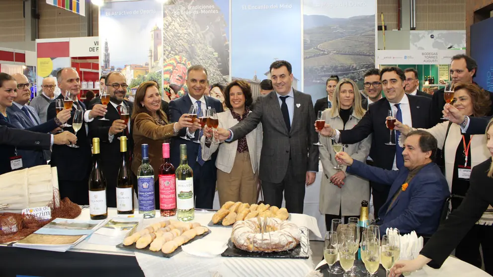Brindis de las autoridades en uno de los stands presentes en esta edici&oacute;n de Xantar, en Expourense.