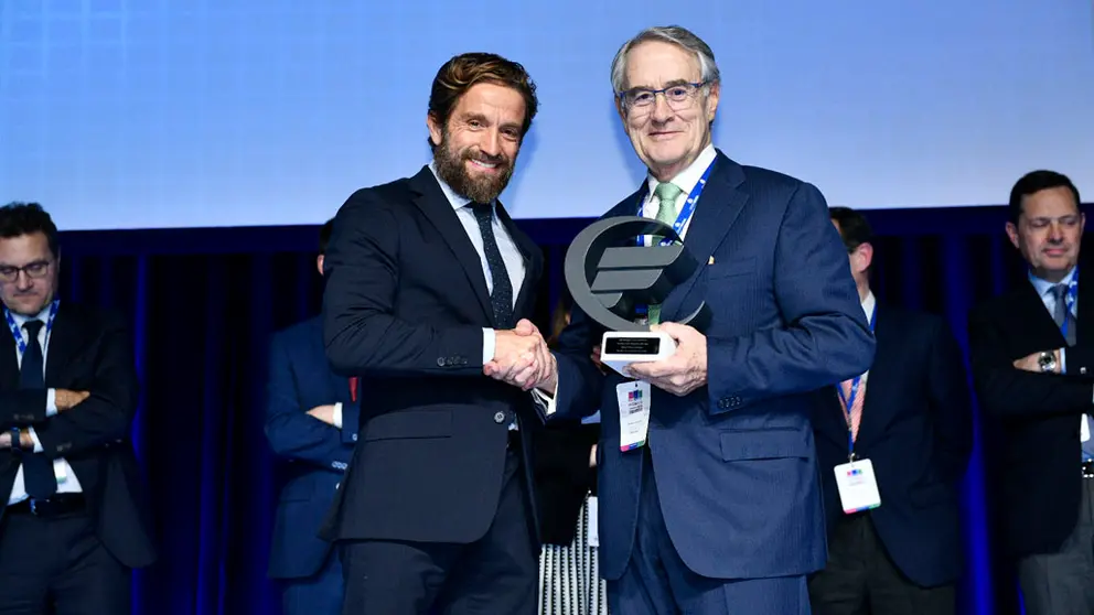 El presidente de Faconauto, Gerardo P&eacute;rez, entrega el premio a Jos&eacute; Ram&oacute;n P&eacute;rez Nieto, director ejecutivo de P&eacute;rez Rumbao.