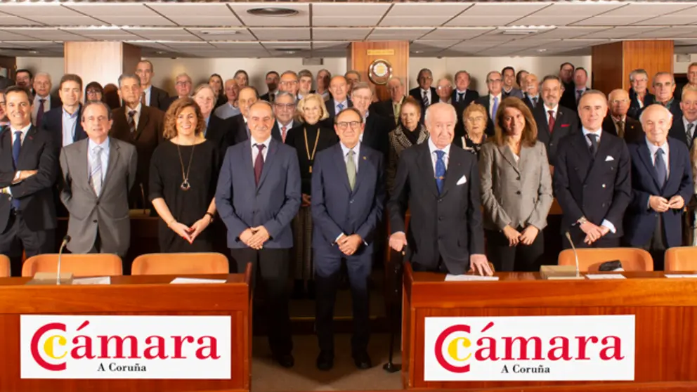 Asistentes al acto de homenaje 
a los antiguos miembros del Pleno de la C&aacute;mara herculina.