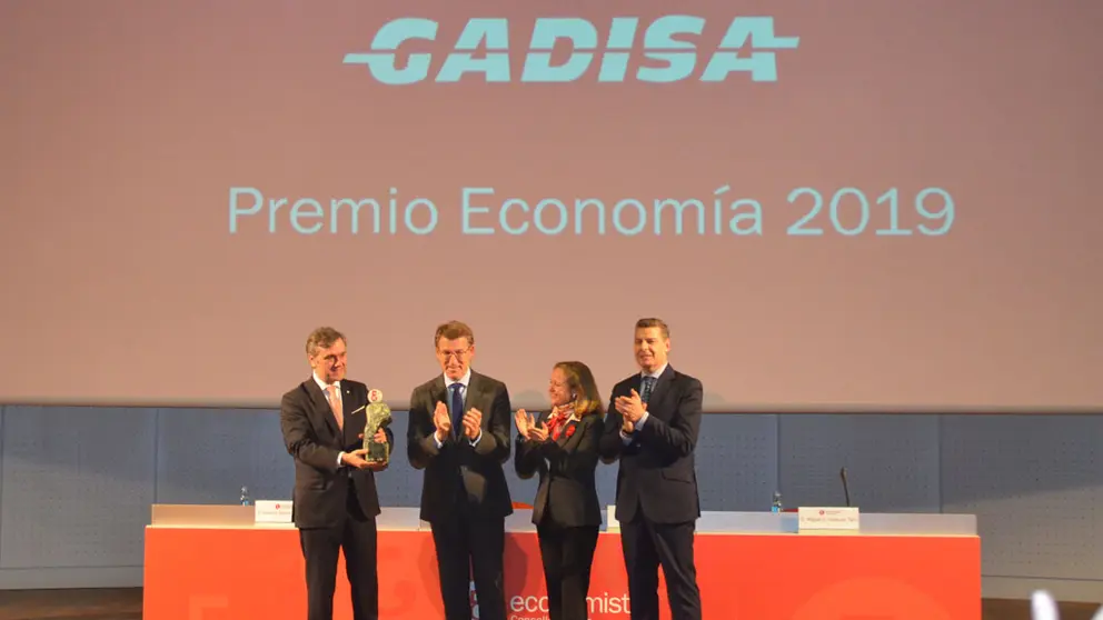 Roberto Tojeiro recogi&oacute; el premio a Gadisa de manos de Alberto N&uacute;&ntilde;ez Feij&oacute;o, Nadia Calvi&ntilde;o y Miguel V&aacute;zquez Ta&iacute;n.