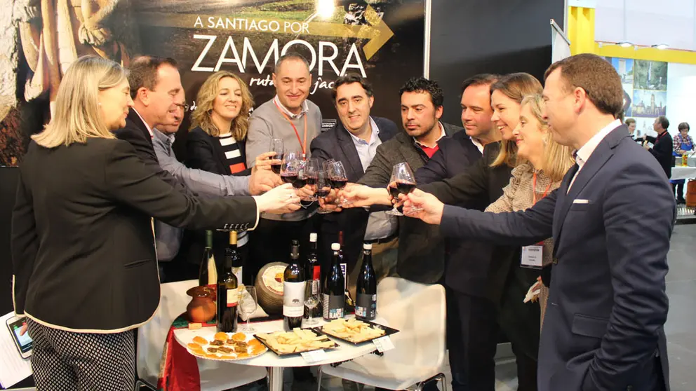Autoridades en el stand de Zamora  en el &uacute;ltimo d&iacute;a de Xantar.