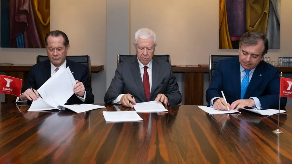 Juan Carlos Escotet Rodr&iacute;guez, presidente de ABANCA, Fernando Teixeira dos Santos, presidente de EuroBic, y Francisco Botas, consejero delegado de Abanca.