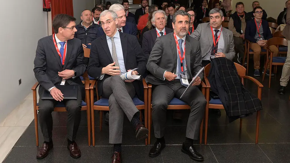 El conselleiro Francisco Conde, junto a los socios de BDA, en la presentaci&oacute;n del informe en le Club Financiero Atl&aacute;ntico./M.FUENTES.