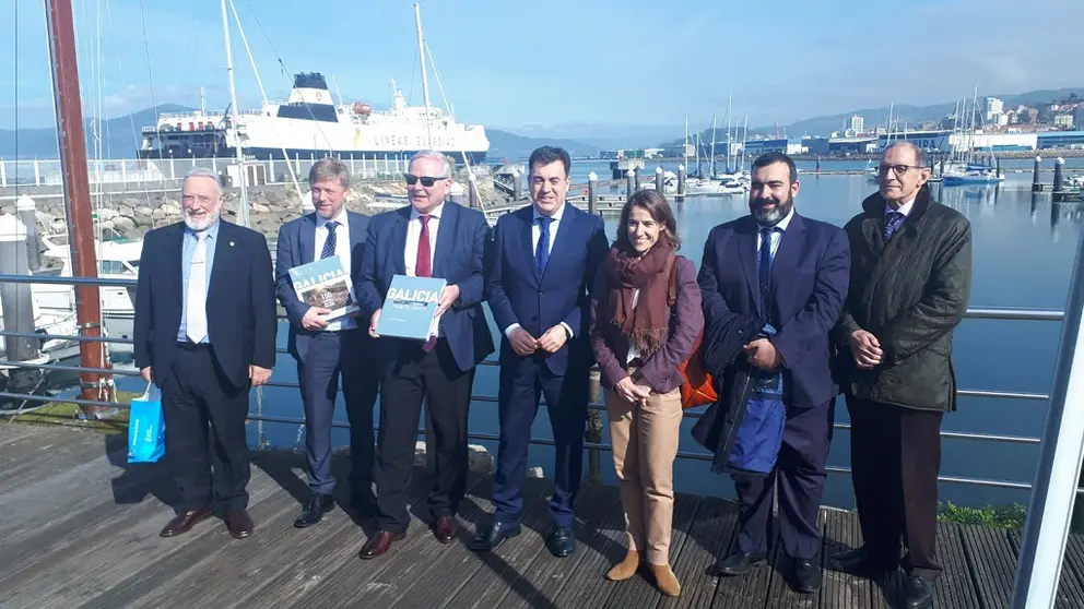 Representantes de la Autoridad Portuaria de Vigo, del Puerto de Cork, de Atlantic Ferry Lines y el conselleiro de Cultura e Turismo.