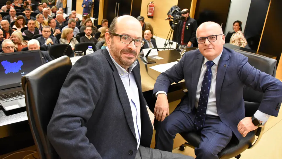 El profesor de la UVigo, Andr&eacute;s Mazaira, y el presidente de la Diputaci&oacute;n de Ourense, Manuel Baltar, en la presentaci&oacute;n del Observatorio Econ&oacute;mico Ourensano./A.PAZ.