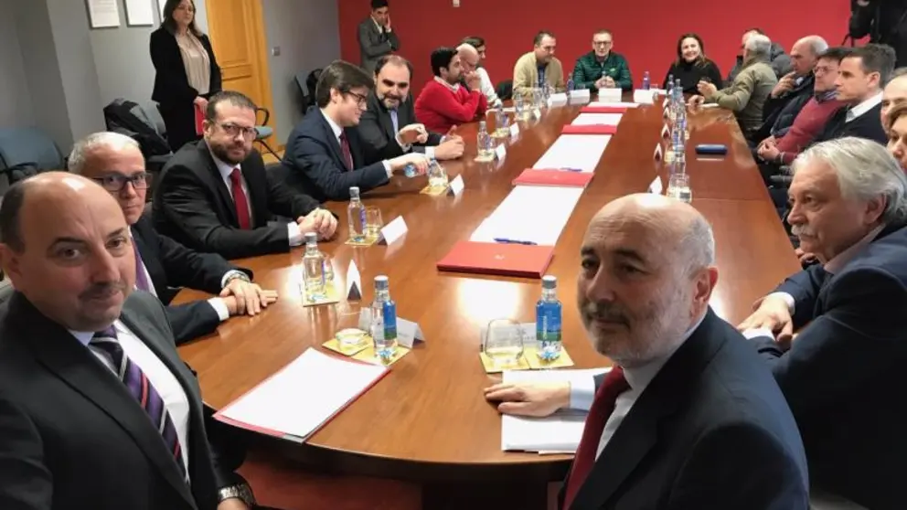 En primer plano, Jos&eacute; Antonio Rodr&iacute;guez, presidente de Asociaci&oacute;n de Empresarios del Pol&iacute;gono de San Cibrao, y Javier Losada, delegado del Gobierno en Galicia.