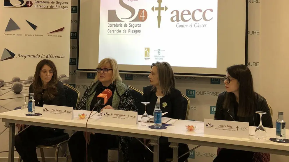 De izquierda a derecha: Goretti Fraga, Directora T&eacute;cnica de S4; Pilar Sarabia, Directiva en S4; M&ordf; Isidora G&oacute;mez, Presidenta de la AECC de Ourense y Jessica Fdez, Responsable de Marketing y Comunicaci&oacute;n en S4.