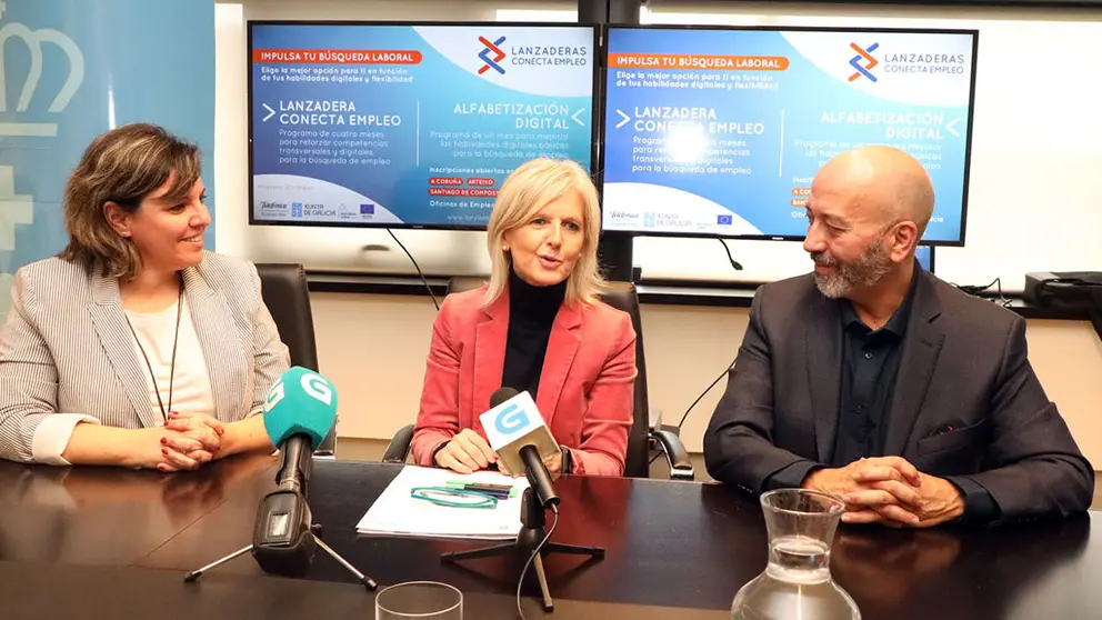 La secretaria xeral de Emprego (centro) con los representantes de las fundaciones Santa Mar&iacute;a la Real y Telef&oacute;nica.