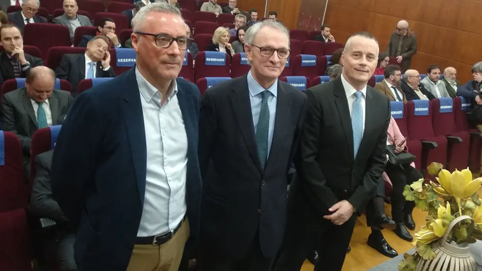 En el centro, el catedr&aacute;tico Ant&oacute;n Costas, y a su izquierda, el presidente de la CEP, Jorge Cebreiros./P.L.