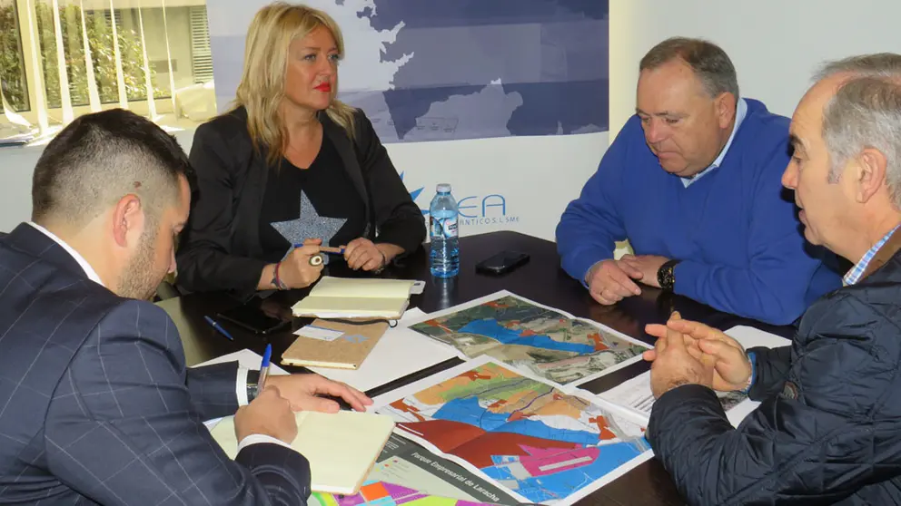 Reuni&oacute;n entre la gerente de Suelo Empresarial del Atl&aacute;ntico, Beatriz Sestayo y el alcalde de A Laracha, Jos&eacute; Manuel L&oacute;pez Varela.