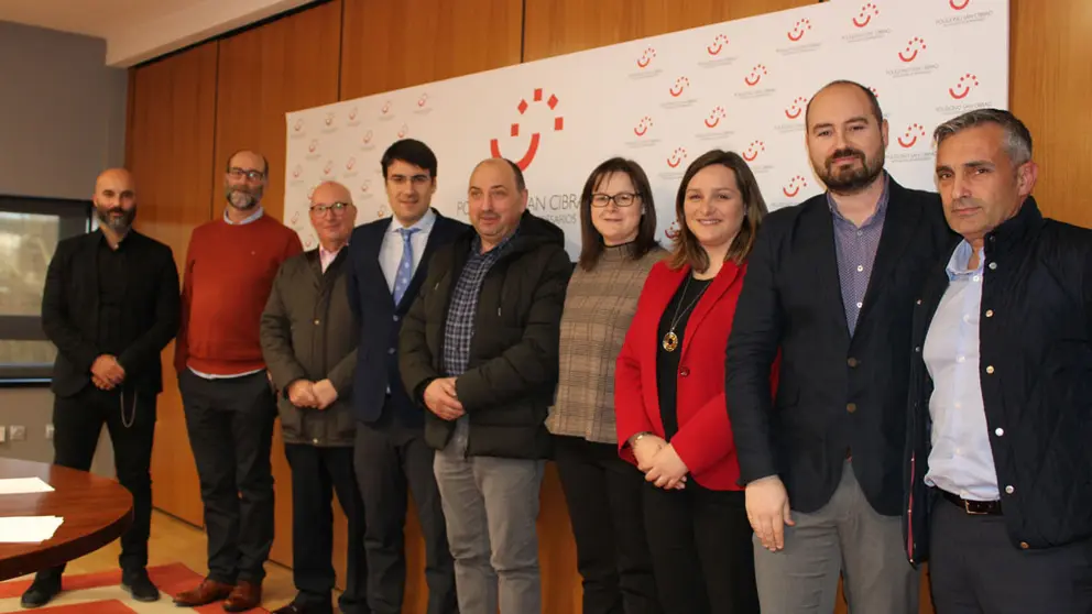 Participantes en la reuni&oacute;n convocada por Fegape en el pol&iacute;gono de San Cibrao (Ourense).