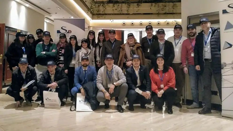 Equipo comercial de S4 en la convenci&oacute;n de Santiago.