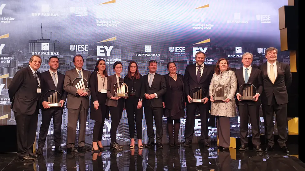 Tres de las hermanas Cortizo, junto a otros premiados por EY.