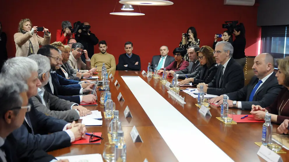 Representantes de las administraciones y del empresariado, en la constituci&oacute;n de la mesa Ourense Industrial.