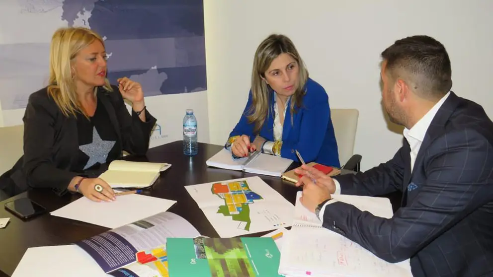 Beatriz Sestayo, xerente de SEA, e M&oacute;nica Rodr&iacute;guez, alcaldesa de Vimianzo, na xuntanza.