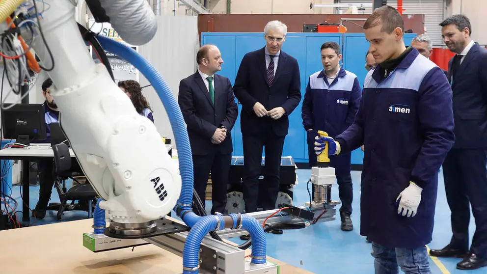 Visita de Francisco Conde al Centro de Aplicaciones L&aacute;ser de Aimen.