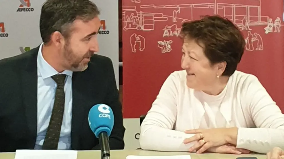El presidente de APECCO, Diego V&aacute;zquez Reino, y la directora de C&aacute;ritas A Coru&ntilde;a, Pilar Farjas.