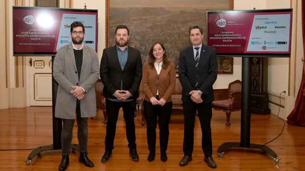 La alcaldesa de A Coru&ntilde;a, In&eacute;s Rey, junto a miembros de AJE Coru&ntilde;a, en la presentaci&oacute;n de los premios.