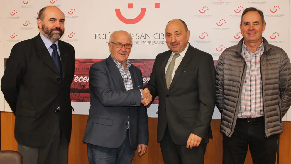 En el centro de la imagen, el presidente APE Galicia,&nbsp;Jos&eacute; Ram&oacute;n Caldas Mart&iacute;nez, y el de la Asociaci&oacute;n de Empresarios de San Cibrao, Jos&eacute; Antonio Rodr&iacute;guez Araujo.