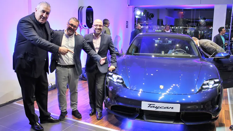El gerente de Grupo Breog&aacute;n, Jose Ramon Ferreiro, el director de Centro Porsche A Coru&ntilde;a, Carlos Blanco, y, con el nuevo Taycan.