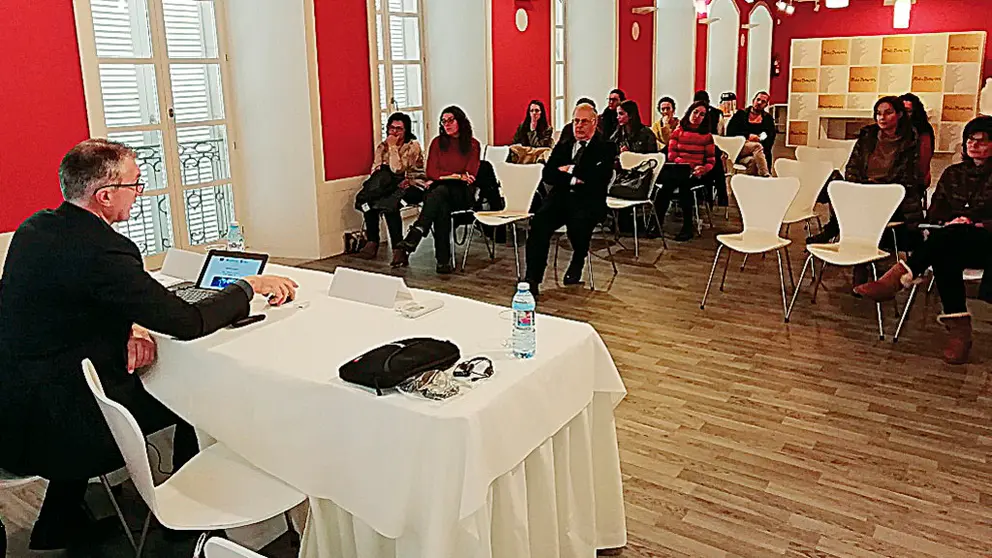 El subdirector del &Aacute;rea de Internacionalizaci&oacute;n del Igape, Guillermo Vi&ntilde;a, expuso las ayudas de su departamento a las bodegas de R&iacute;as Baixas.