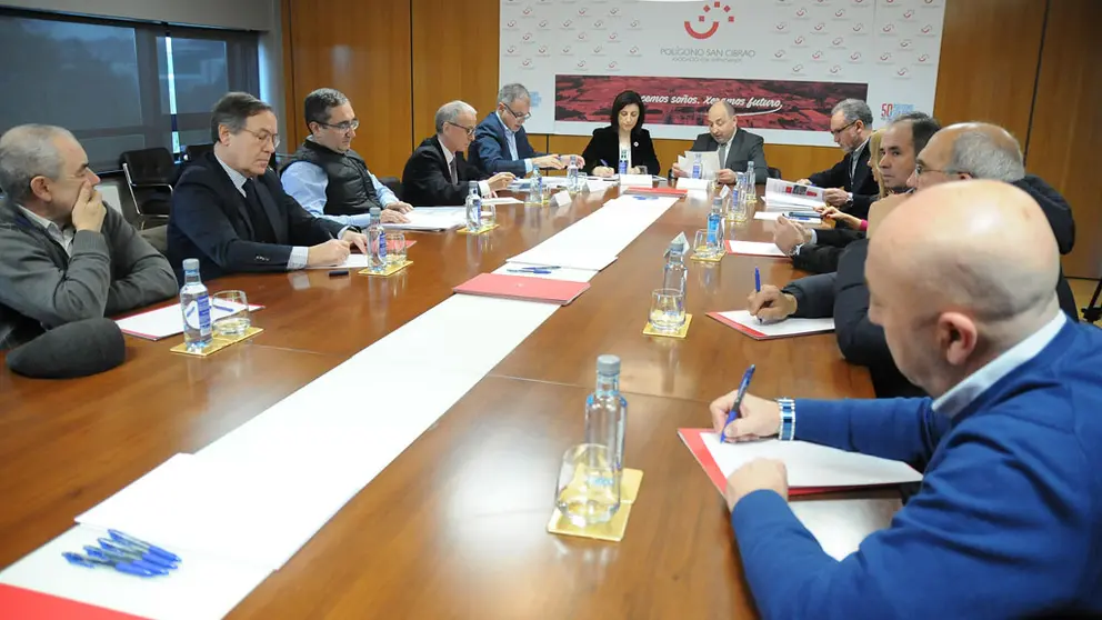 La conselleira &Aacute;ngeles V&aacute;zquez  representantes de la Asociaci&oacute;n de Empresarios Pol&iacute;gono de San Cibrao.
