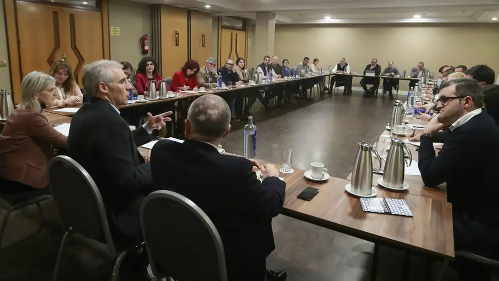 Covadonga Toca e Francisco Conde na xuntanza con encontro con representantes das 31 entidades que conforman Cegasal.