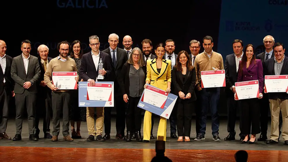 Foto de familia de autoridades y premiados por AJE Galicia, en la gala celebrada en A Coru&ntilde;a.