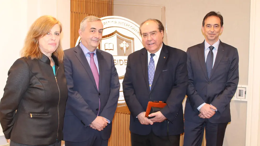 Aida Pena, directora de Informativos de Radio Galicia, Carlos Oca&ntilde;a, director de Funcas, Miguel &Aacute;ngel Escotet, presidente de IESIDE, en la conferencia celebrada en Santiago.