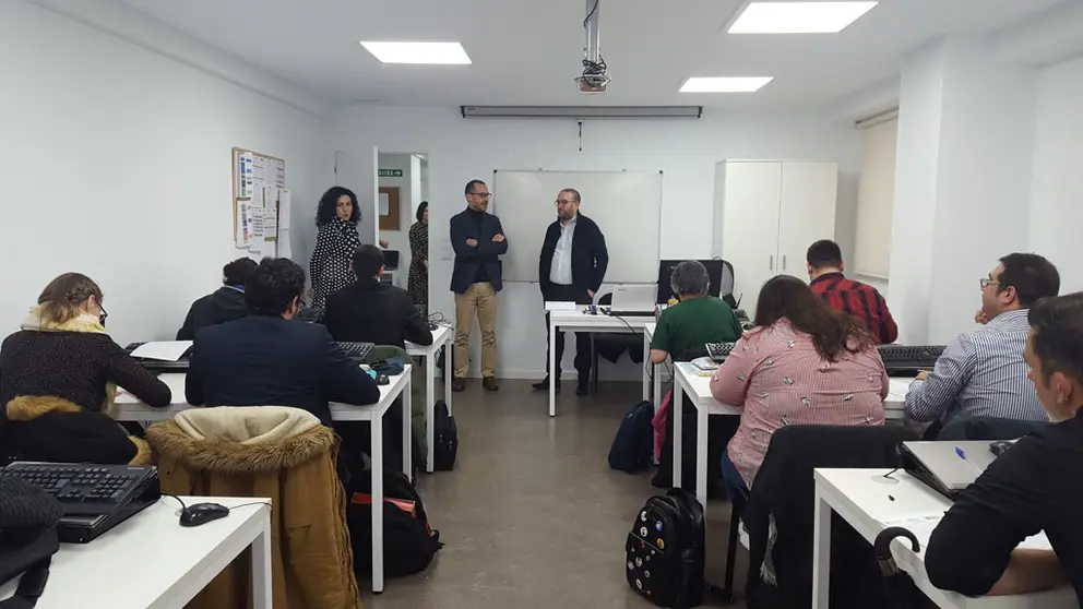 Durante la visita a la sede de la Fundaci&oacute;n en A Coru&ntilde;a, el director xeral de Orientaci&oacute;n
y Promoci&oacute;n Laboral de la Xunta, Pablo Casal, ha asistido a una sesi&oacute;n formativa del 
Plan formativo.