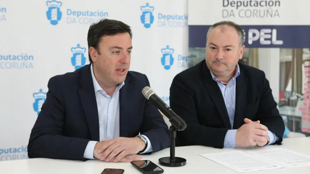 Valent&iacute;n Gonz&aacute;lez e Jos&eacute; Ram&oacute;n Riob&oacute;o presentaron as axudas do Plan de Emprego Local 2020 da Deputaci&oacute;n da Coru&ntilde;a.