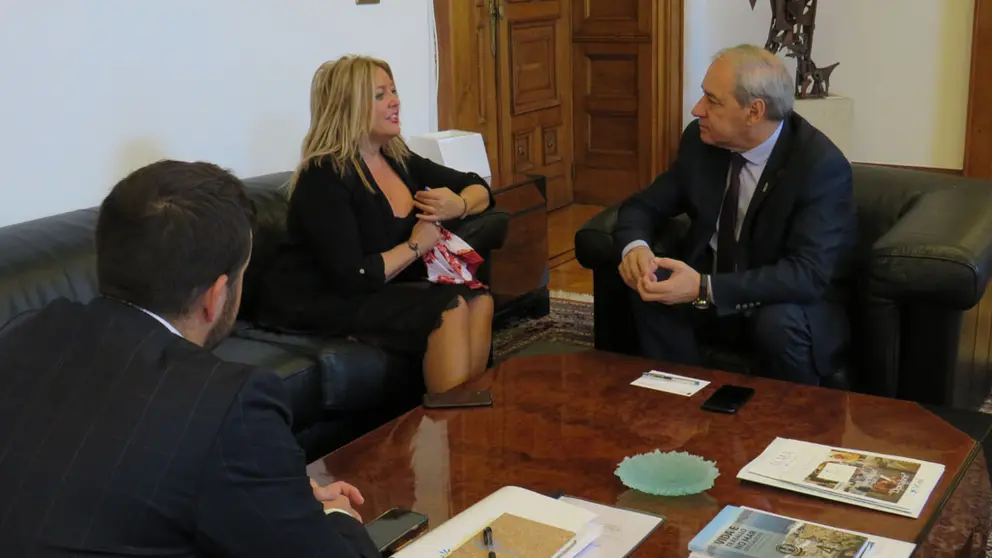 Xuntanza entre Beatriz Sestayo, xerente de SEA, e Jos&eacute; Tom&eacute;, presidente da Deputaci&oacute;n de Lugo.