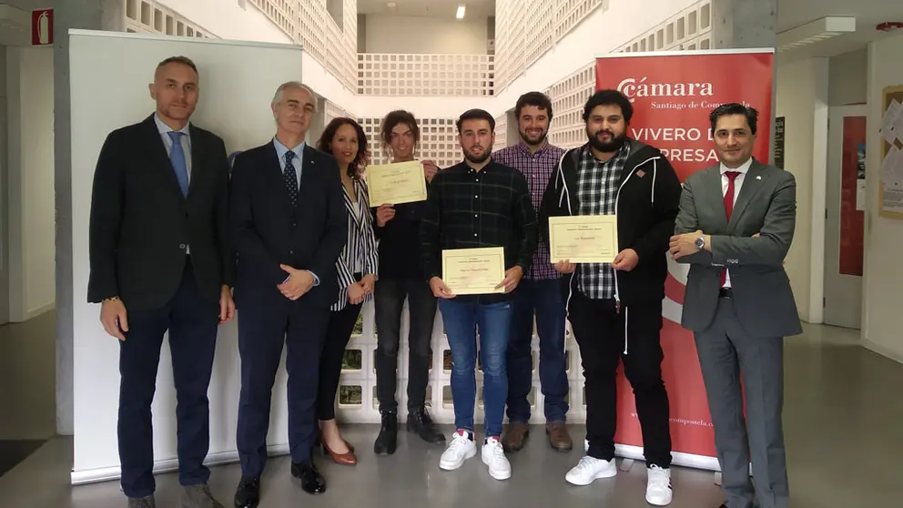 Representantes de la C&aacute;mara de Santiago y Abanca con los ganadores del &ldquo;VI Edici&oacute;n Cami&ntilde;o do Emprendemento&rdquo;.