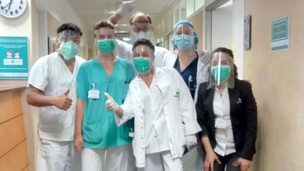 Personal sanitario con pantallas de protecci&oacute;n fabricadas por la industria gallega.