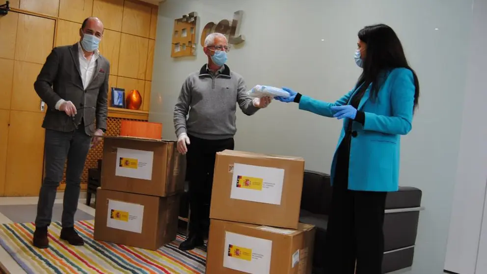 La subdelegada del Gobierno en Lugo, Isabel Rodr&iacute;guez, entrega las mascarillas en la sede de la CEL.