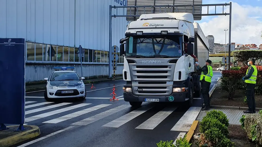 Reparto de mascarillas realizado por la Guardia Civil en la provincia de A Coru&ntilde;a.