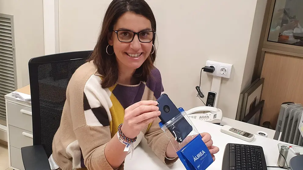 Beatriz Est&eacute;vez, gerente de &Aacute;urea Telecom, con una de las fundas para m&oacute;viles.